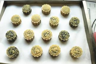 在平整的地方按压模子，最后再推出月饼，花纹很清晰。全部做好月饼，每一个花形都很喜欢。