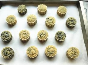 在平整的地方按压模子，最后再推出月饼，花纹很清晰。全部做好月饼，每一个花形都很喜欢。