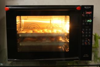 猛犸象风炉烤箱预热165度，放入月饼胚子烤5分钟定型。