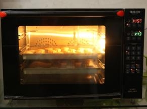 猛犸象风炉烤箱预热165度，放入月饼胚子烤5分钟定型。