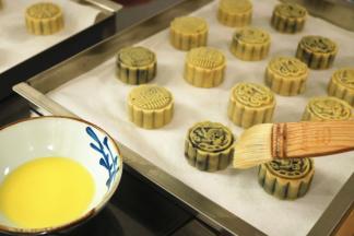 准备蛋黄水，一个蛋黄去掉外面的薄膜，1:1加入清水搅匀即可。月饼上薄薄的刷一层蛋黄水，要特别薄，只刷在花纹上即可。