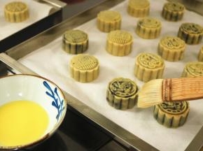 准备蛋黄水，一个蛋黄去掉外面的薄膜，1:1加入清水搅匀即可。月饼上薄薄的刷一层蛋黄水，要特别薄，只刷在花纹上即可。