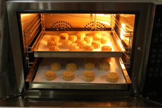 再入烤箱175度烤10分钟即可，注意观察，不要上色太重，因为回油后颜色还会再加深一点。