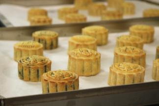 烤好的月饼不要马上移动，等在烤盘里凉透了装入保鲜盒回油。