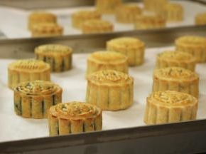 烤好的月饼不要马上移动，等在烤盘里凉透了装入保鲜盒回油。