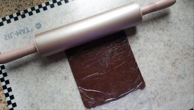 1.把枣泥馅放在食品袋中擀成一个正方形，大约在20厘米左右。