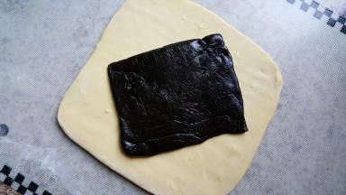 6.冻好的面团取出擀成正方形，把枣泥馅放在上面，如上图所示