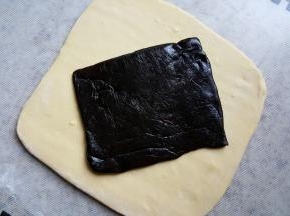 6.冻好的面团取出擀成正方形，把枣泥馅放在上面，如上图所示