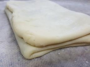 8.用擀面杖擀开，折一个三折。