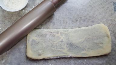 9.再用擀面杖擀开。