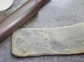 9.再用擀面杖擀开。