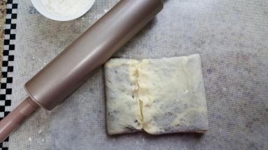 10.左边向1/8处折叠，右边也向这里拆叠，接缝捏好。