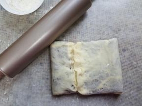 10.左边向1/8处折叠，右边也向这里拆叠，接缝捏好。