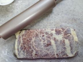 12.再用擀面杖擀长。