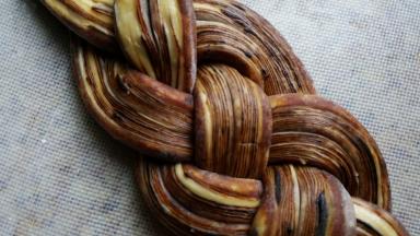 17.编四股辫子。