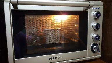 21. 放入预热好的烤箱中，上火165度下火175度，烤40分钟。