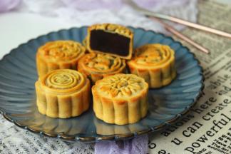 切一个看看，多多的枣泥馅。