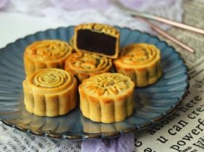 切一个看看，多多的枣泥馅。