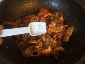 加入适量盐调味