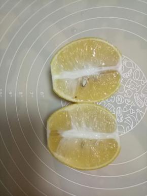 对半切开，挤出汁，也可以用工具挤汁