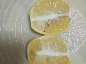 对半切开，挤出汁，也可以用工具挤汁