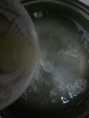 加热至沸腾后，转中小火，然后继续加热熬至60分钟左右（切记中途不可搅拌）熬制的时间要根据自己家里的煤气灶的火头大小，适当调整