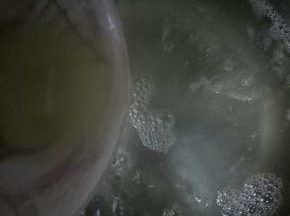 加热至沸腾后，转中小火，然后继续加热熬至60分钟左右（切记中途不可搅拌）熬制的时间要根据自己家里的煤气灶的火头大小，适当调整
