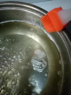 熬制的时候会有糖浆溅溅锅壁上，可用毛刷沾上水，沿着锅壁刷一下，水带着糖浆沿着锅壁流进锅里。