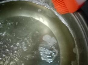 熬制的时候会有糖浆溅溅锅壁上，可用毛刷沾上水，沿着锅壁刷一下，水带着糖浆沿着锅壁流进锅里。