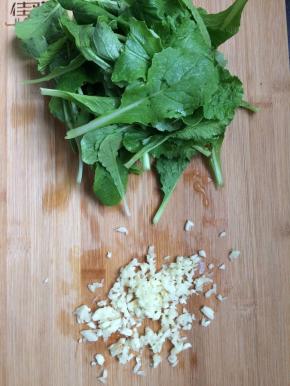 将小白菜洗净，蒜切末备用。