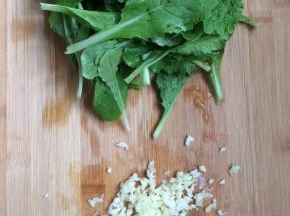 将小白菜洗净，蒜切末备用。