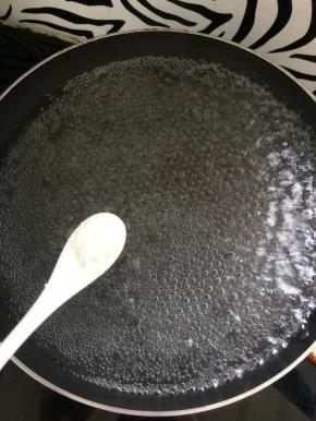 锅中放入水，烧开，加入一小勺盐。