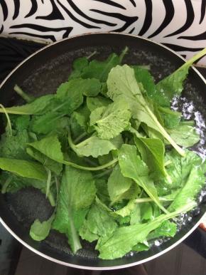 放入小白菜焯水