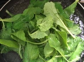 放入小白菜焯水