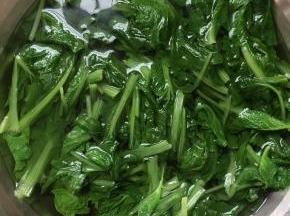 将焯好的小白菜，放入凉水中过凉