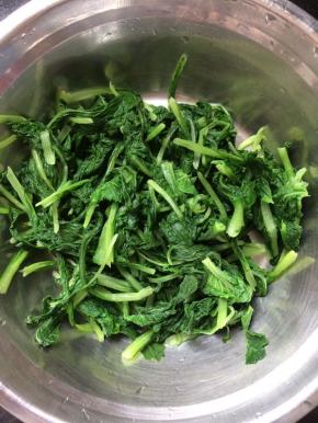 放入一个盆中，用筷子拨散。