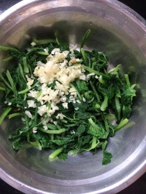 放入蒜末，放入适量的盐调味。