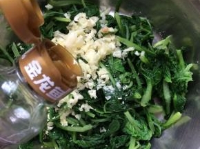 放入香油。