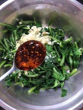 最后放入2勺辣椒油，拌匀即可