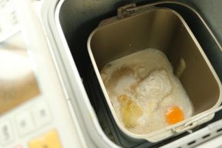 除了黄油外的面团的材料放进面包机。