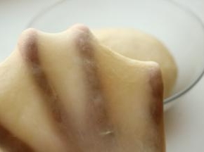 放入室温软化的黄油，再揉一个面团程序，可以拉出膜了。