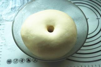 盖上保鲜膜室温发酵至2倍大，可以戳出不回缩的洞。