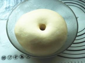 盖上保鲜膜室温发酵至2倍大，可以戳出不回缩的洞。