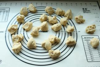 排气后，分成25份，每个大约22克左右。算是很迷你了。