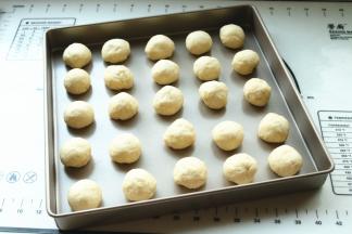揉圆后排入烤盘。开始二次发酵。