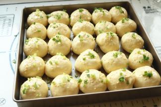 发酵完成，表面刷配方外蛋液，撒上白芝麻和葱末。