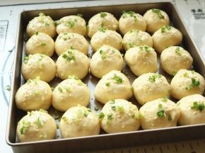 发酵完成，表面刷配方外蛋液，撒上白芝麻和葱末。