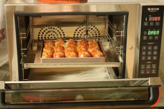 烤好的小餐包，出炉晾凉。