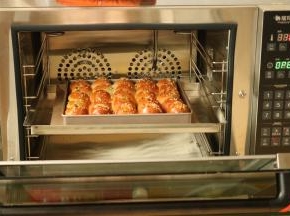 烤好的小餐包，出炉晾凉。