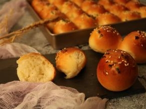 很软，一口一个，吃起来也很方便。